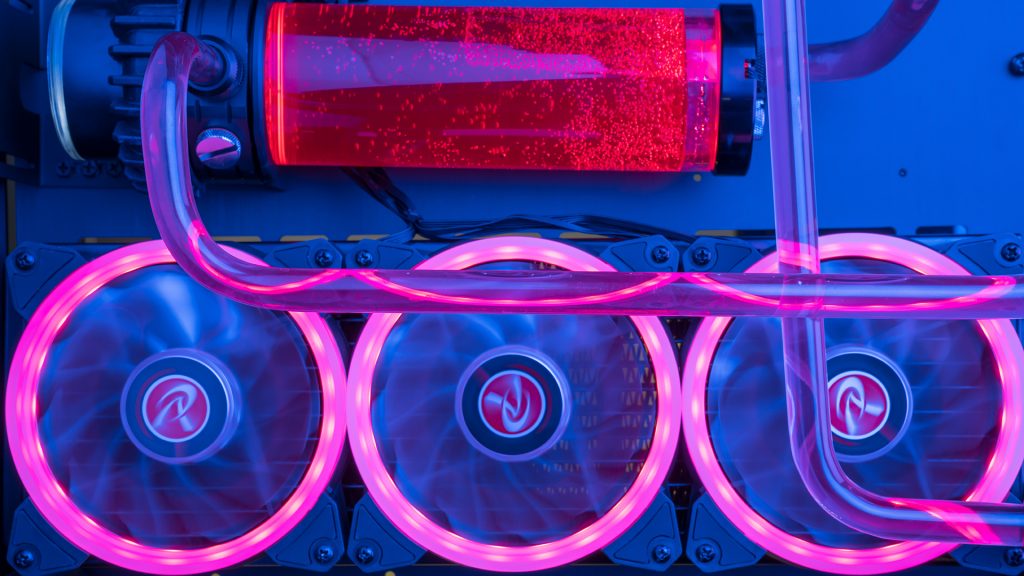 The 360mm radiator on the Phorcys EVO 360 is cooled by 3 LED fans, maximizing airflow and temperature reduction. 