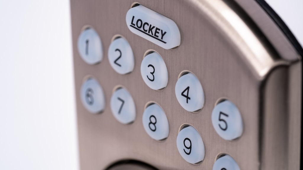 The E915SN keypad, while simple, allows users to set time delayed locking for up to 99 seconds of re-entry after locking is engaged.