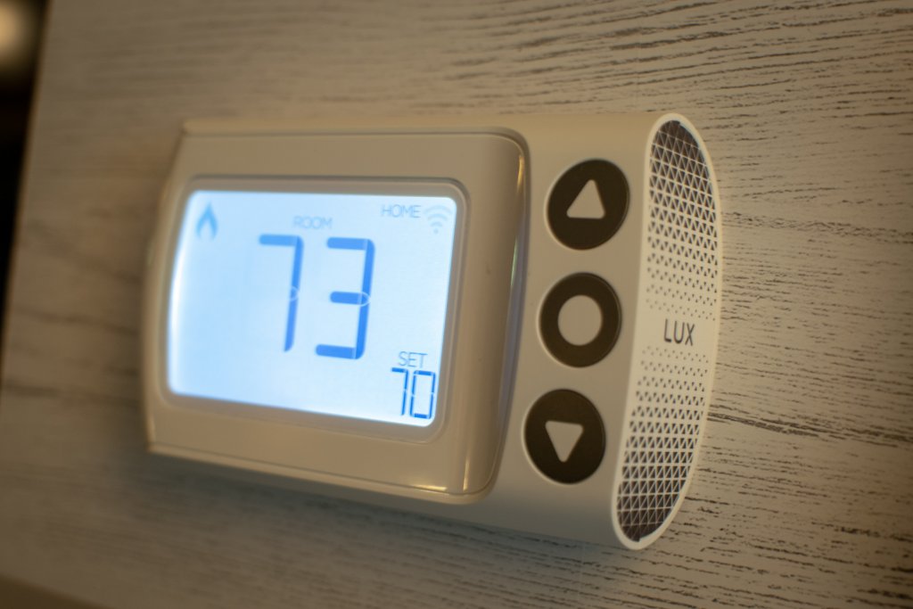 The new LUX CS-1 smart thermostat offers a modified traditional design, with IFTTT and geofencing technology to an approachable device.