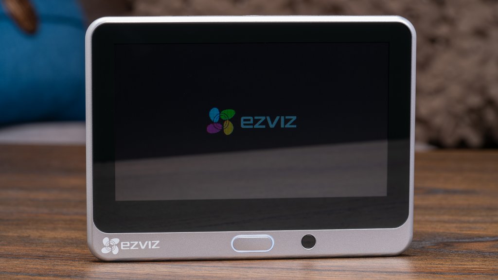 A 4.3" color touchscreen sits behind the EZVIZ smart peephole for viewing the video feed and adjusting settings for recording. 