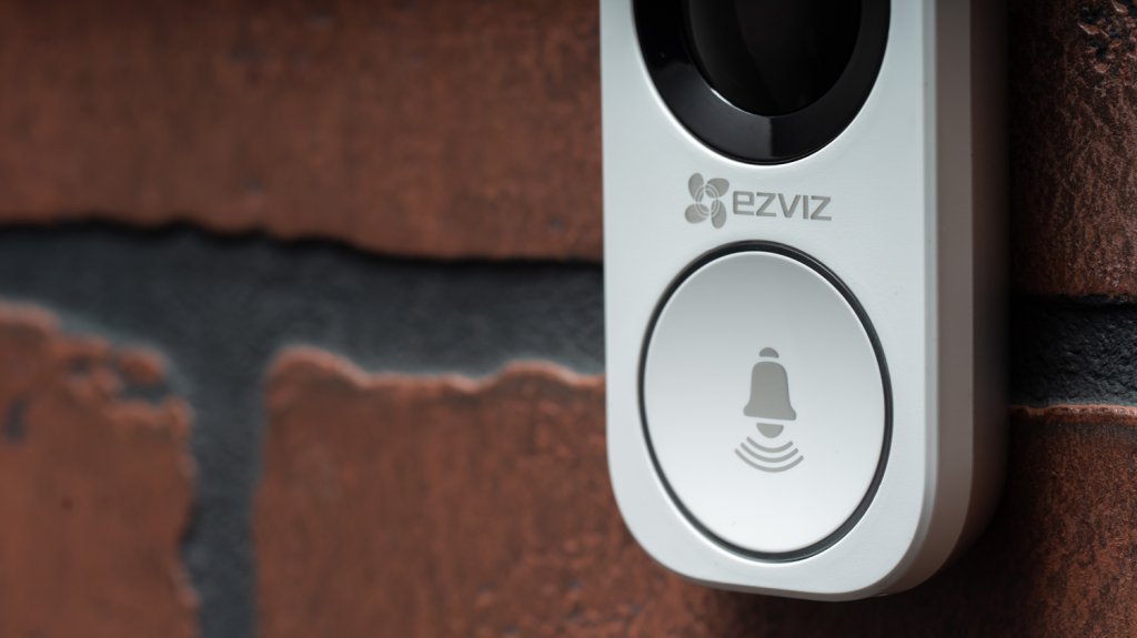 With 180° vertical and 105° horizontal FOV, PIR motion detection and both smartphone and desktop apps, the DB1 is a video doorbell that has some real potential.