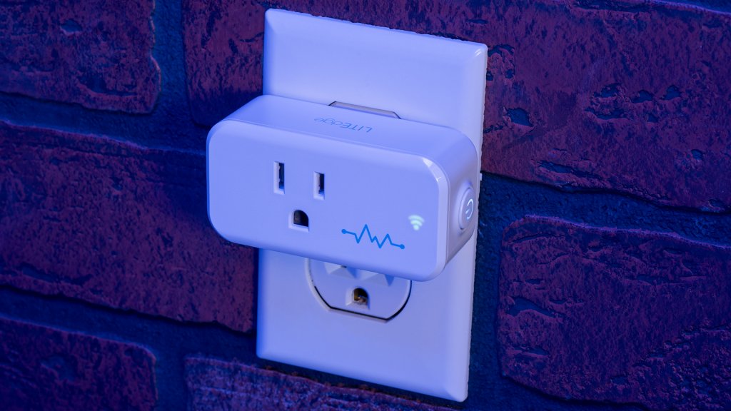 The new model LITEDge smart plug allows you to easily place multiple plugs on a single wall plate or power strip.