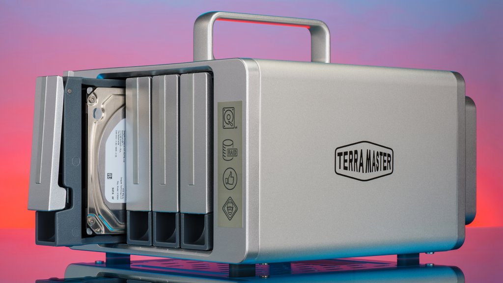 The TerraMaster D4 Thunderbolt 3 RAID storage system is equipped with a 40-Gbps lighting speed interface, and the read and write support attains speeds of up to 780 MB/s.