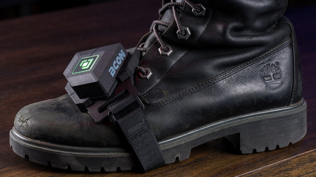 A foot strap is included with the Bcon Gaming Wearable, offering a wide range of motion without falling off.