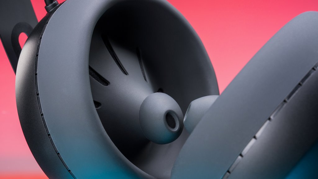 The Nuraphone's unique Inova architecture gives you the best features of over- and in-ear headphones.