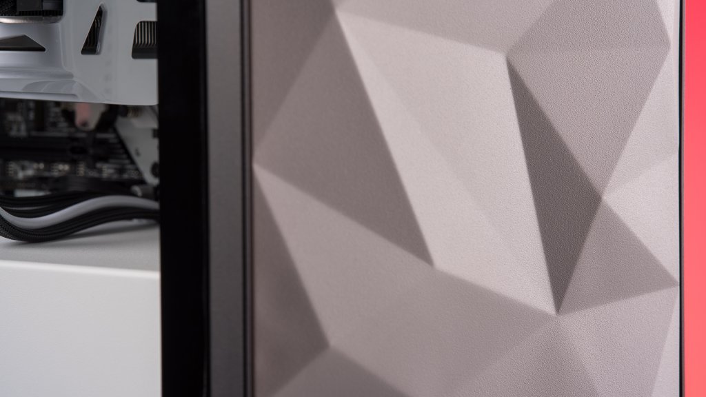 A polygonal design adorns the front of the darkFlash DLM21, a tasteful addition to a beautiful case.