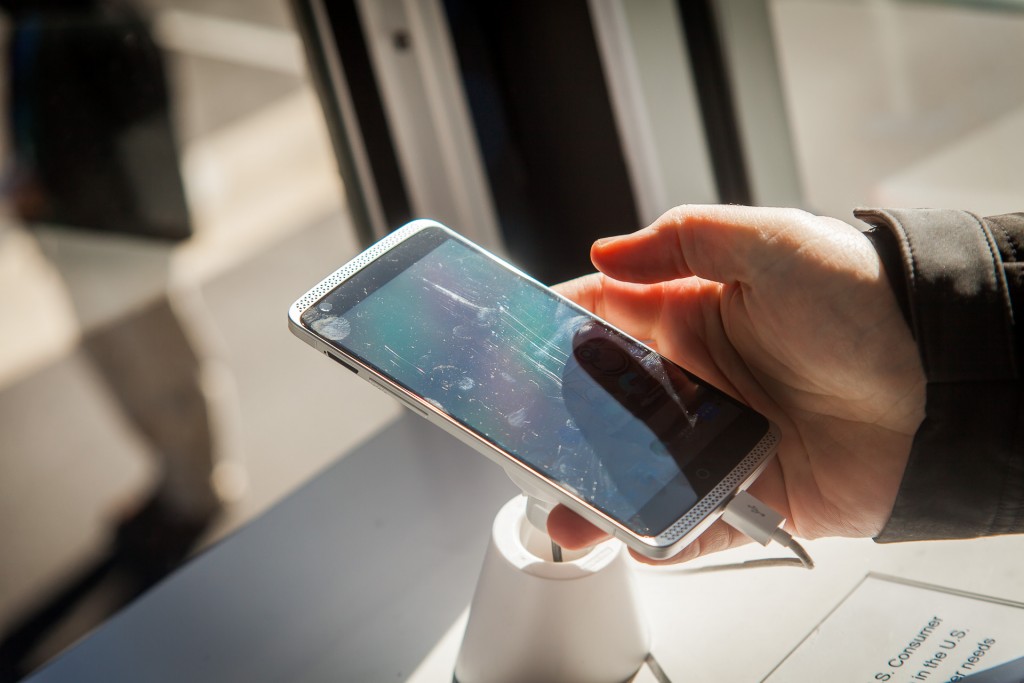 zte-axon-phone-newegg (4)